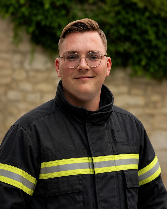 Alexander Hartmann in Feuerwehr-Einsatzjacke